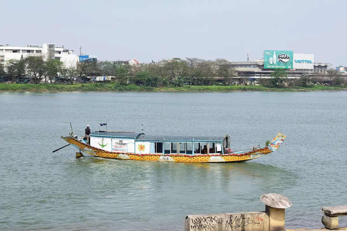 Ein Drachenboot auf dem Parfümfluss