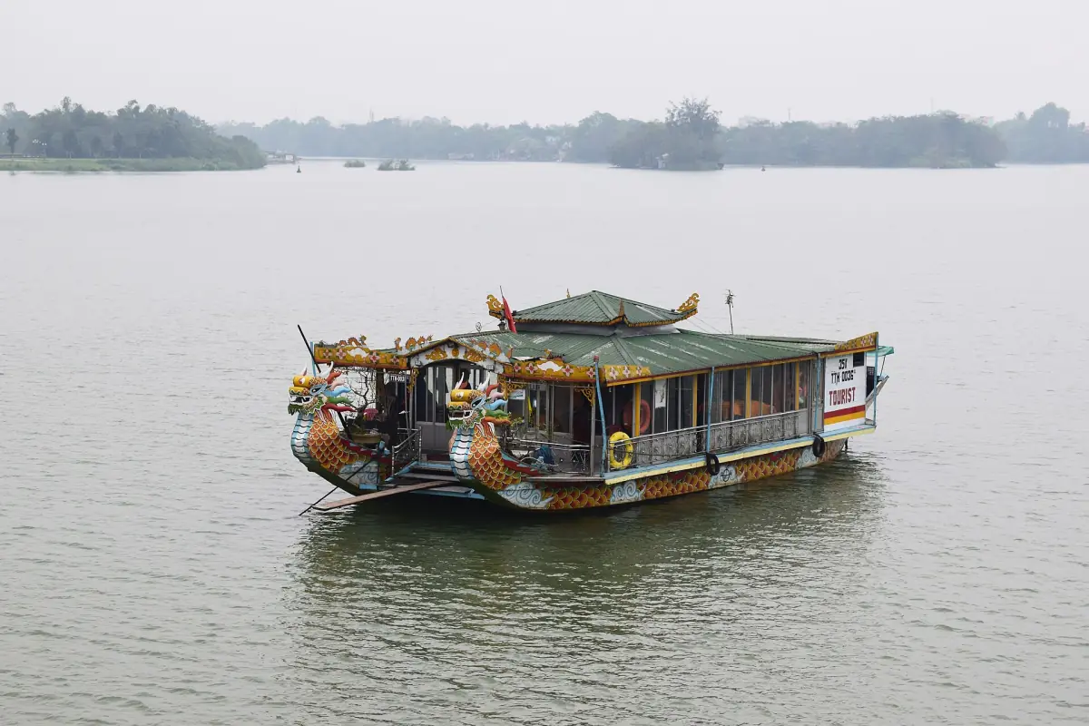 Un bateau-dragon sur la large rivière des Parfums