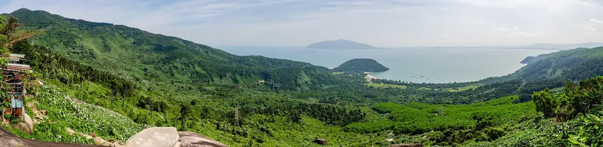 Grüne Hügel und die Küste am Hai-Van-Pass