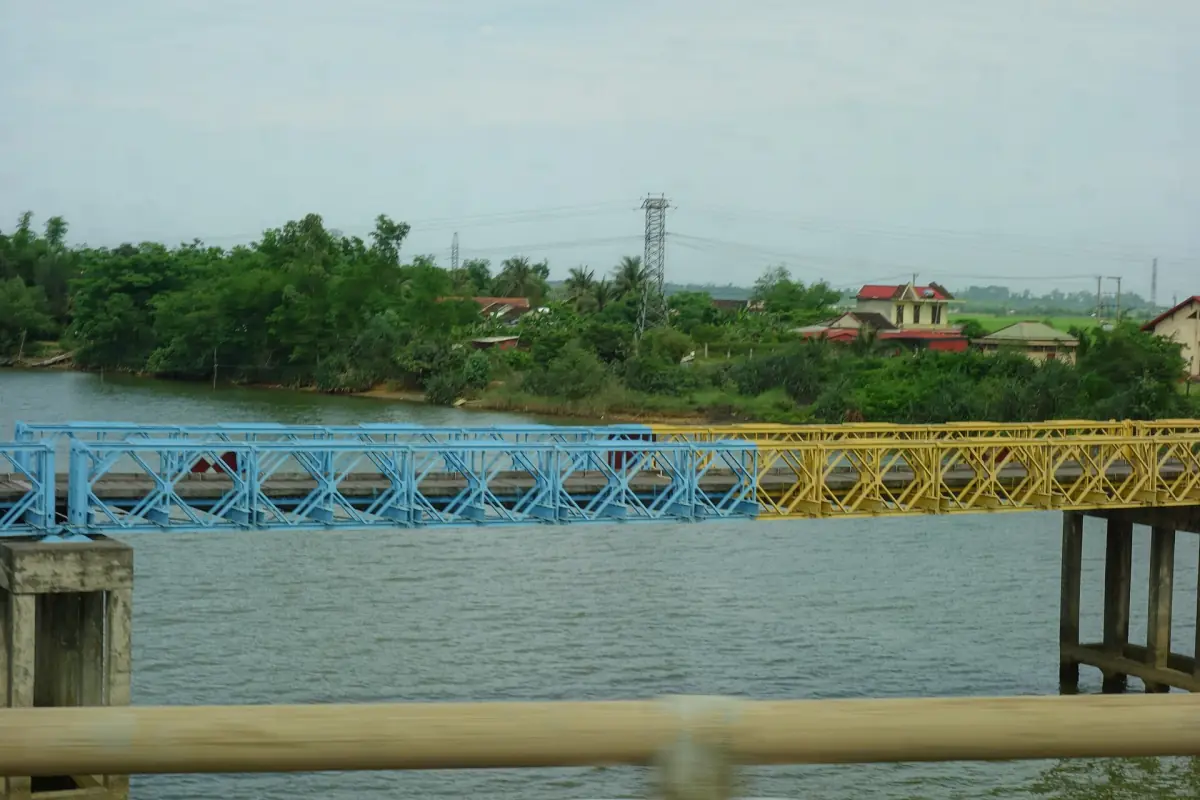 Die blau-gelbe Hien-Luong-Brücke in der ehemaligen DMZ