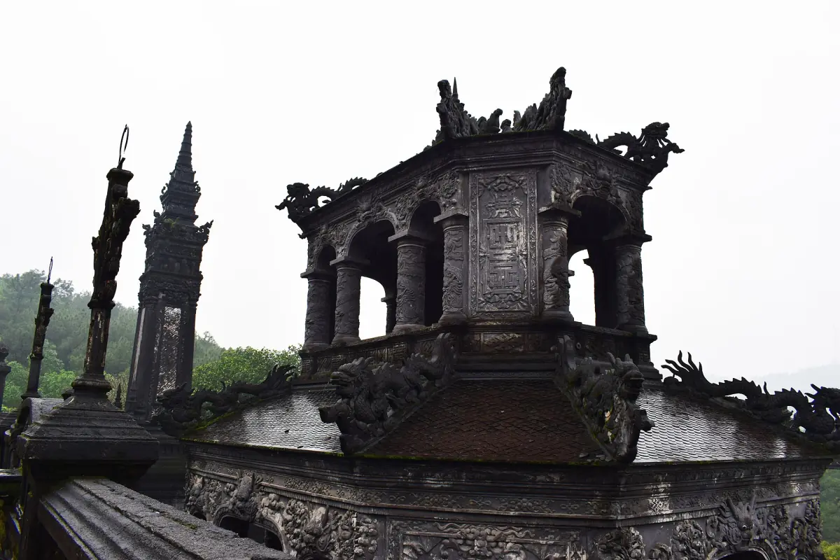 Der Stelenpavillon am Grab von Khai Dinh