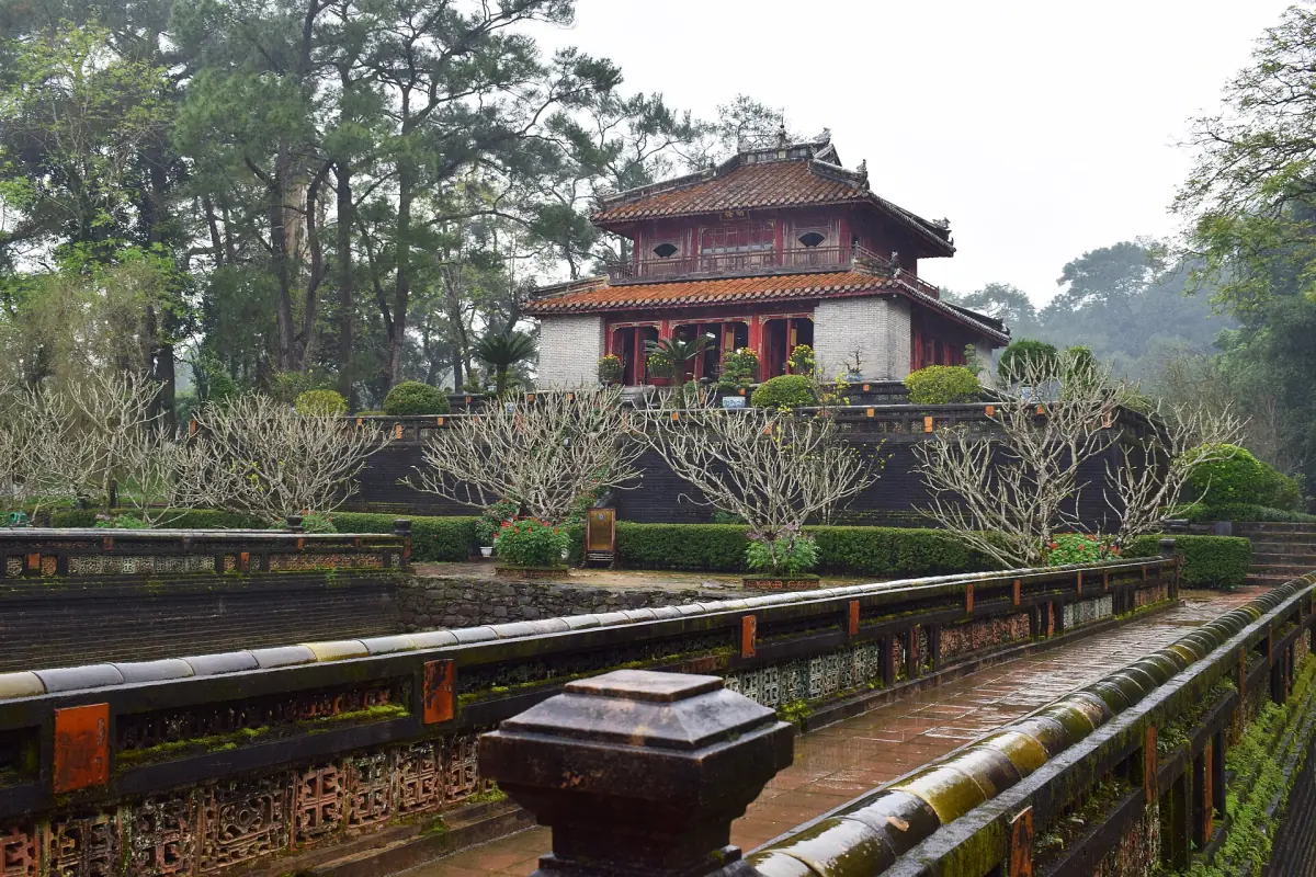 Ein Pavillon und eine Brücke am Grab von Minh Mang