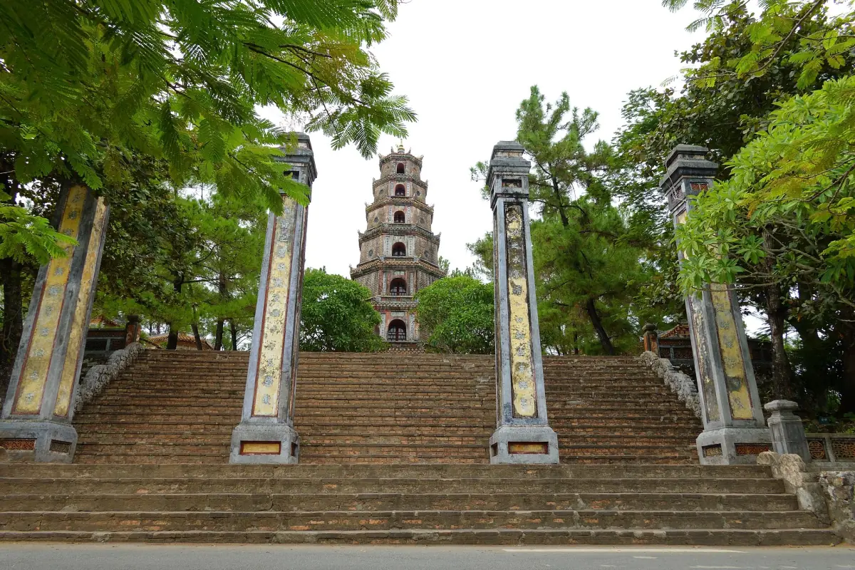 Stufen hinauf zum Turm der Thien-Mu-Pagode