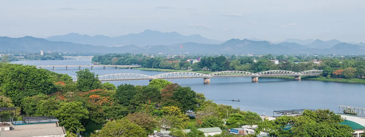 Die Truong-Tien-Brücke über den Parfümfluss